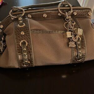 Kathy van Zeeland gold bag with gold studs. Zippered bag